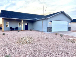 The Blue Tortoise 3 Bedroom Home with Hot Tub